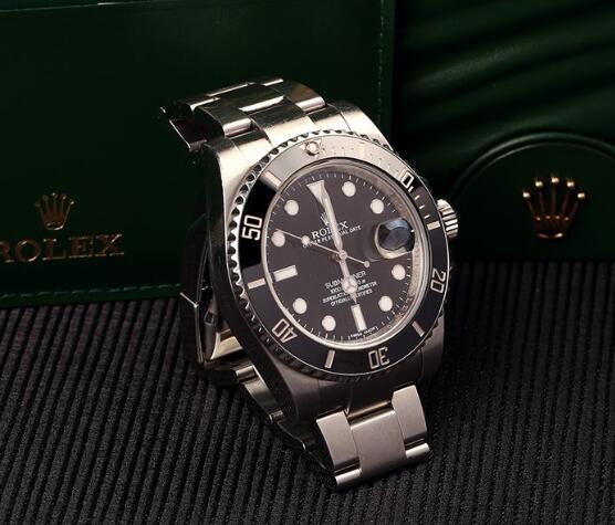The Rolex Submariner replica is easy to match any clothes.