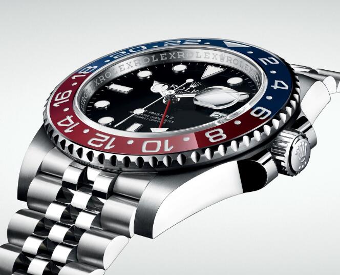 The blue and red ceramic bezel has attracted lots of stylish men.