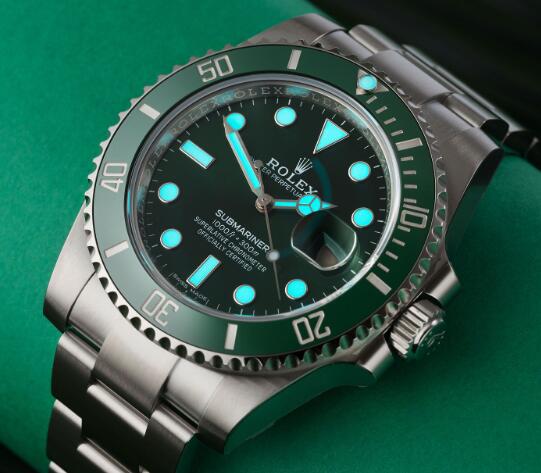 The green Submariner is with brilliant appearance and high performance.